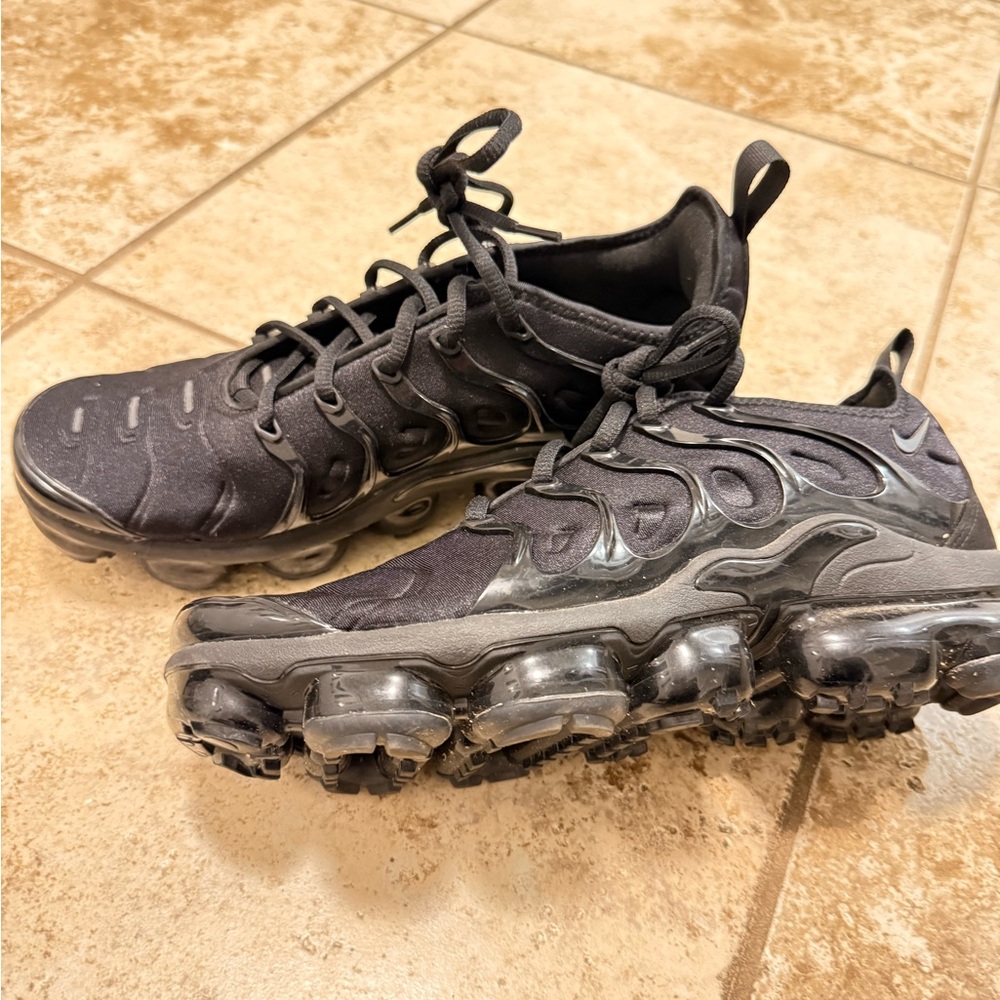 Nike Black Men's Athletic Sneakers with Low-Top Design $200 retail